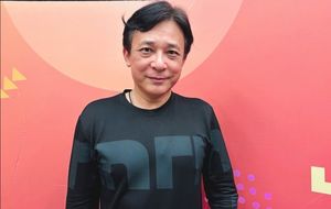 胡鸿达照顾瘫母13年 坚持每天帮洗澡背后藏洋葱